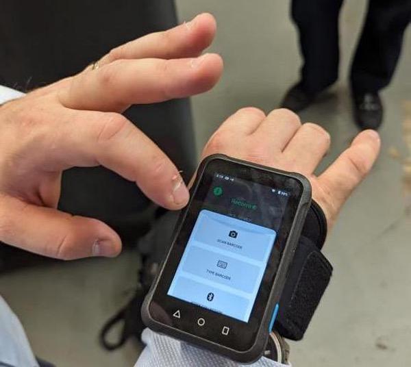 Operative scanning a labelled waste bag with a wearable Trackersack scanner